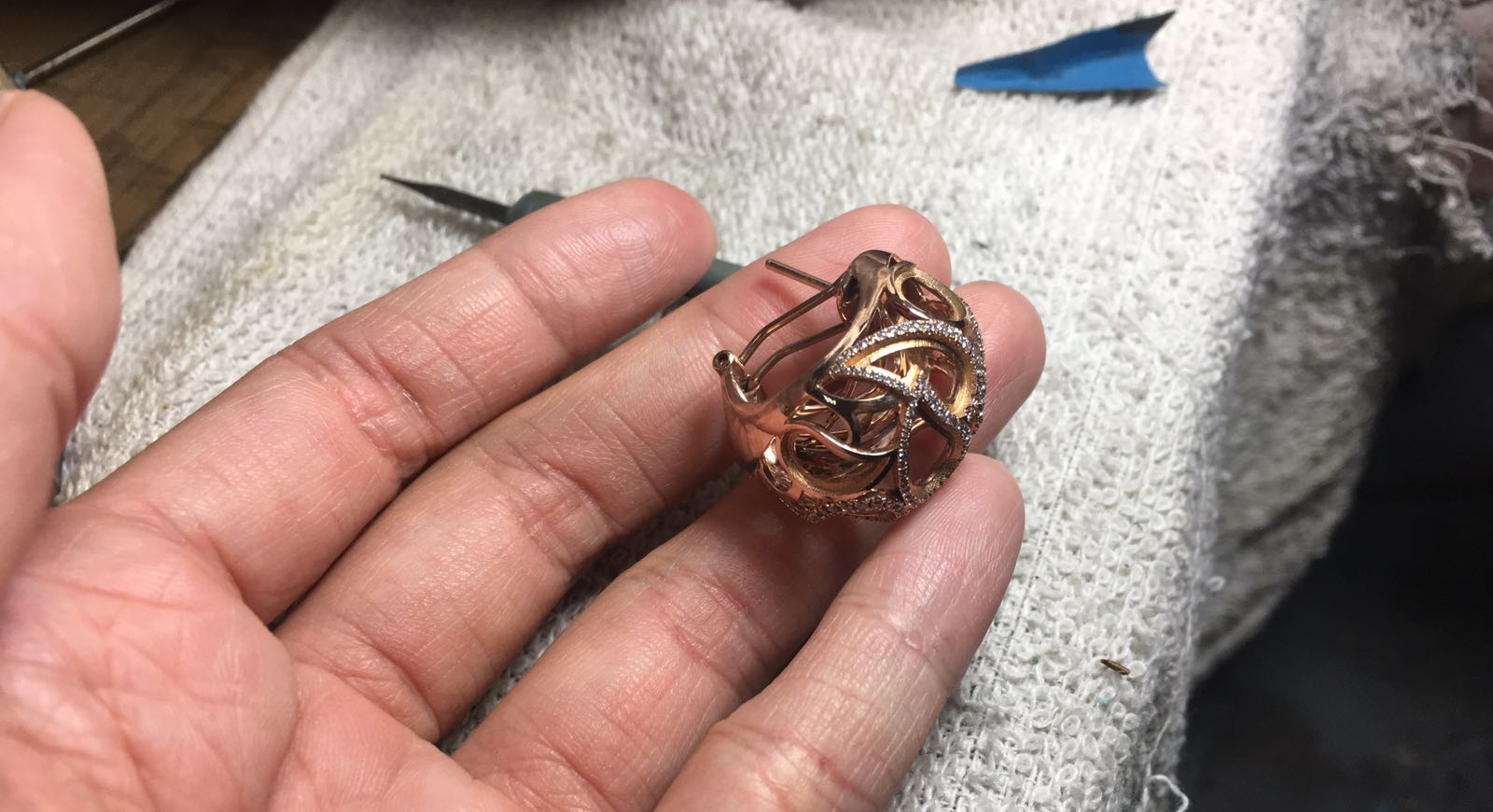 difference-between-Bespoke-Handmade-Jewellery-and-Mass-Produced-Pieces-7