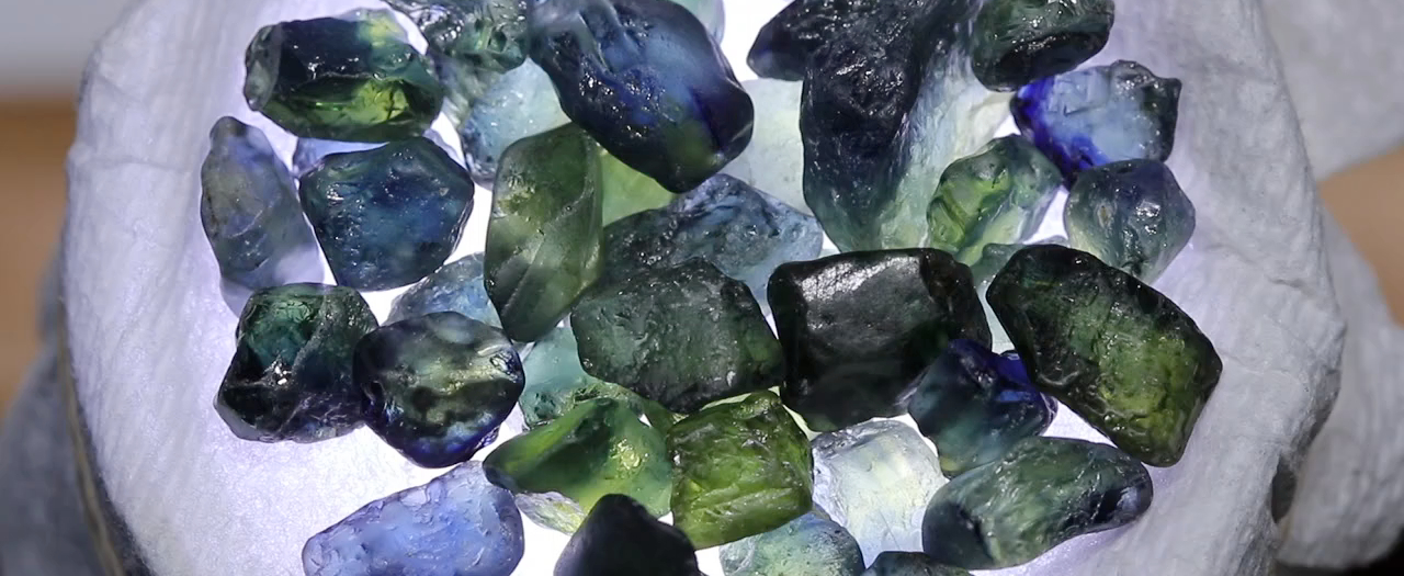 the-jewel-box-Singapore-teal-sapphire-ROUGH