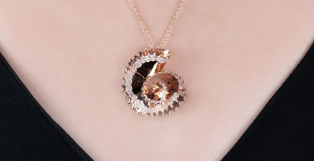 the-jewel-box-unique-jewellery-design-shavings-collection-GOLD-PENDANT-MODEL